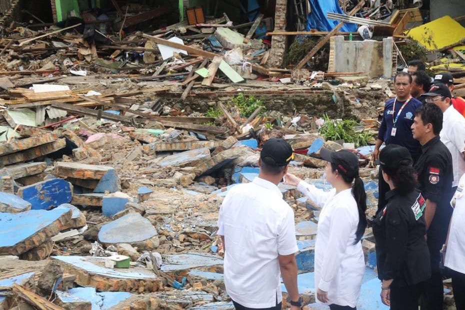 Menko PMK Puan Maharani kunjungi kawasan terdampak tsunami di Rajabasa, Lampung Selatan; pastikan penanganan pasca bencana berjalan baik. Menko Puan tegaskan Pemerintah segera lakukan upaya cepat tanggap; di antaranya santunan, renovasi, &amp; relokasi rumah.
#kemenkopmk
#Dukabersama
