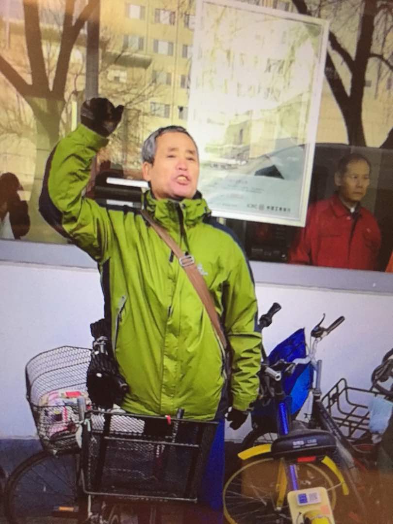 China_resist's tweet photo. 王全璋案秘密庭审现场外，外媒记者拍到黑龙江佳木斯维权人士杨春林声援王全璋被国保带走，当年他组织“不要奥运，要人权”被判刑五年 https://t.co/YL3Rg5qefJ
