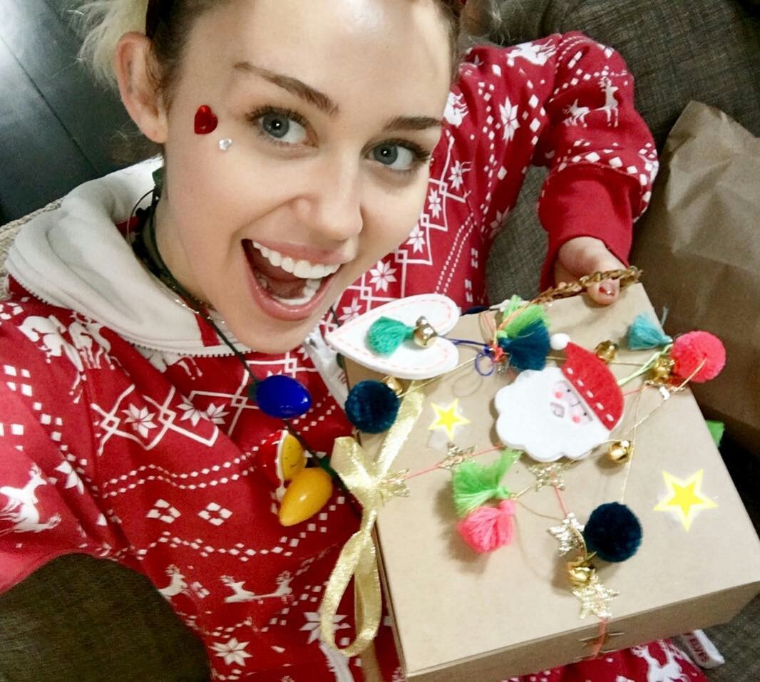 Espero que todos estén pasando una Feliz Navidad 💖

Yo estoy disfrutando mucho de mi familia, sobre todo porque es la primer Navidad de Will. Amo las luces, el ponche y los regalos 🙈🎄💝