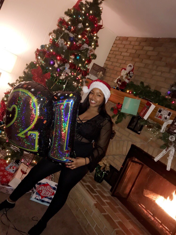 Smiiley_Angel's tweet photo. I’m finally 21 y’all. I been waiting for this day since I was 16💀 https://t.co/ZYw9NhONT6