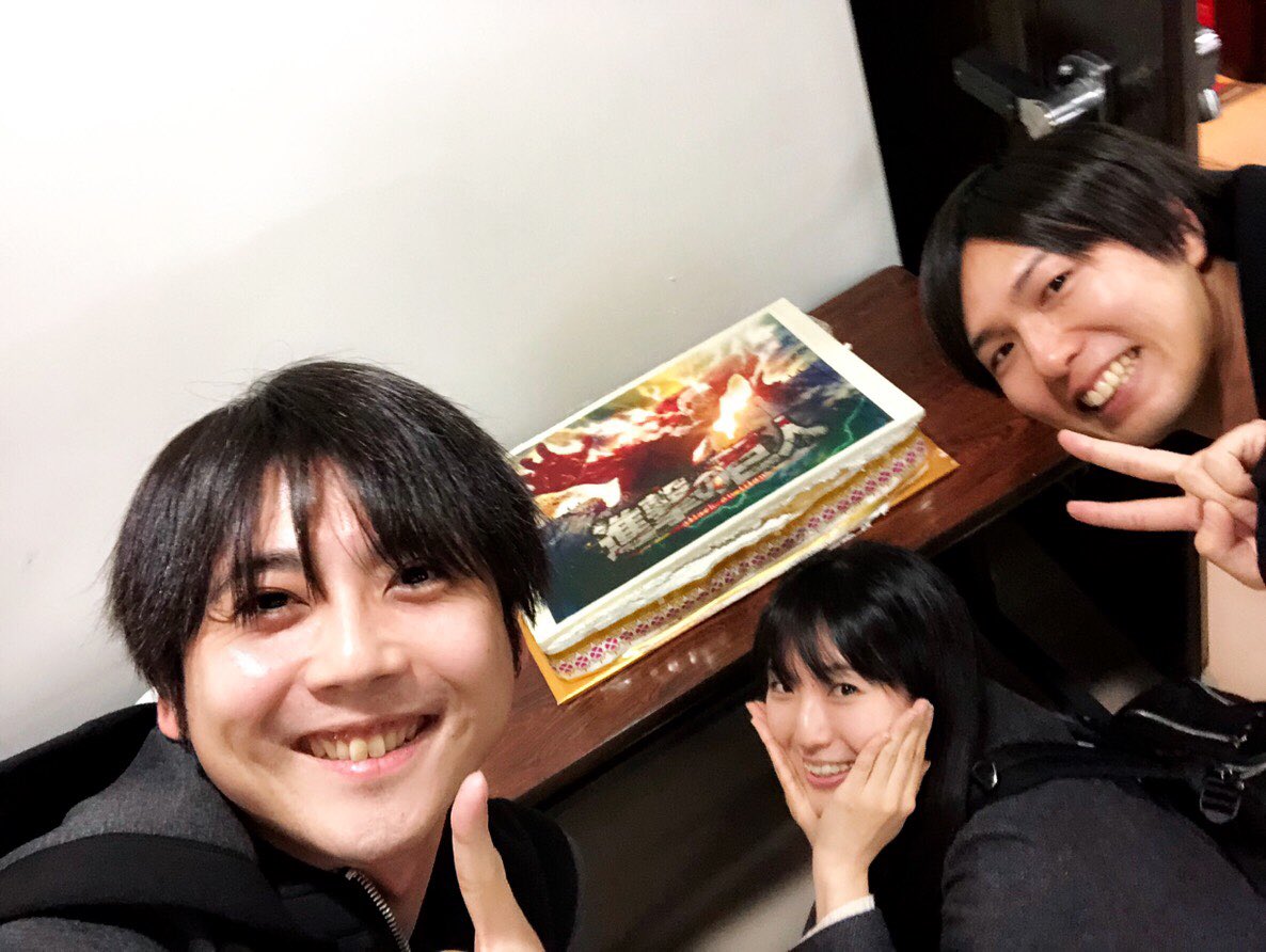 梶裕貴 Yuki Kaji Twitterissa 梶 進撃の巨人 アフレコ始まっております やはり 痺れる現場 魂込めて演じます クリスマス時期ということもあって ケーキをご用意してくださいました すごい絵と色でしたが とても美味しかったです スタッフの皆さん 梶裕貴 Yuki Kaji Twitterissa 梶 進撃の巨人 アフレコ始まっております やはり 痺れる現場 魂込めて演じます クリスマス時期ということもあって ケーキをご用意してくださいました すごい絵と色でしたが とても美味しかったです スタッフの皆さん