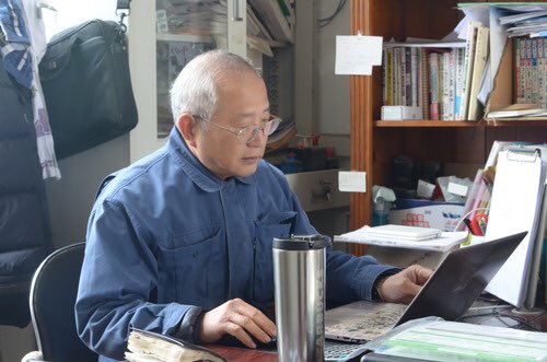 XHJapanese's tweet photo. 日本の岩手県から来た川崎広人さんは、中国河南省新郷市原陽県の小劉固農場で働く農業専門家。今年72歳になるが、中国最大の交流サイトの微博を使いこなし、今では27万のフォロワーを持つ。多くの中国人が微博を通じて川崎さんを知り、次第に「堆肥」や「循環型農業」の背景などに理解を深めていった。 https://t.co/GUV2NYSyIn