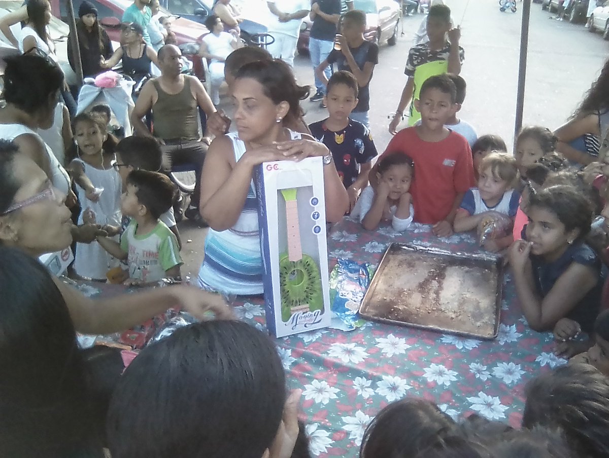 oshungregorio's tweet photo. #SoyComunicadorClap #ParaisoActivo celebrando las navidades con niños felices gracias a los obsequios que nuestro presidente @NicolasMaduro nos dió . @FreddyBernal @YepfriArguello @nicolasgpsuv https://t.co/MONF9bgAgj