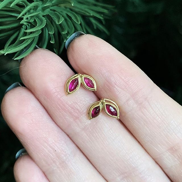 TuraSugden's tweet photo. Merry Christmas! These are my new favorite earrings, so sweet and festive 🎁
.
.
.
#merrychristmas #rubyearrings #futureheirlooms #elevatedsetting #lovegold #madeinnoevalley #noevalley #sfmade https://t.co/ORytMTb06S https://t.co/O6gkf47qF7