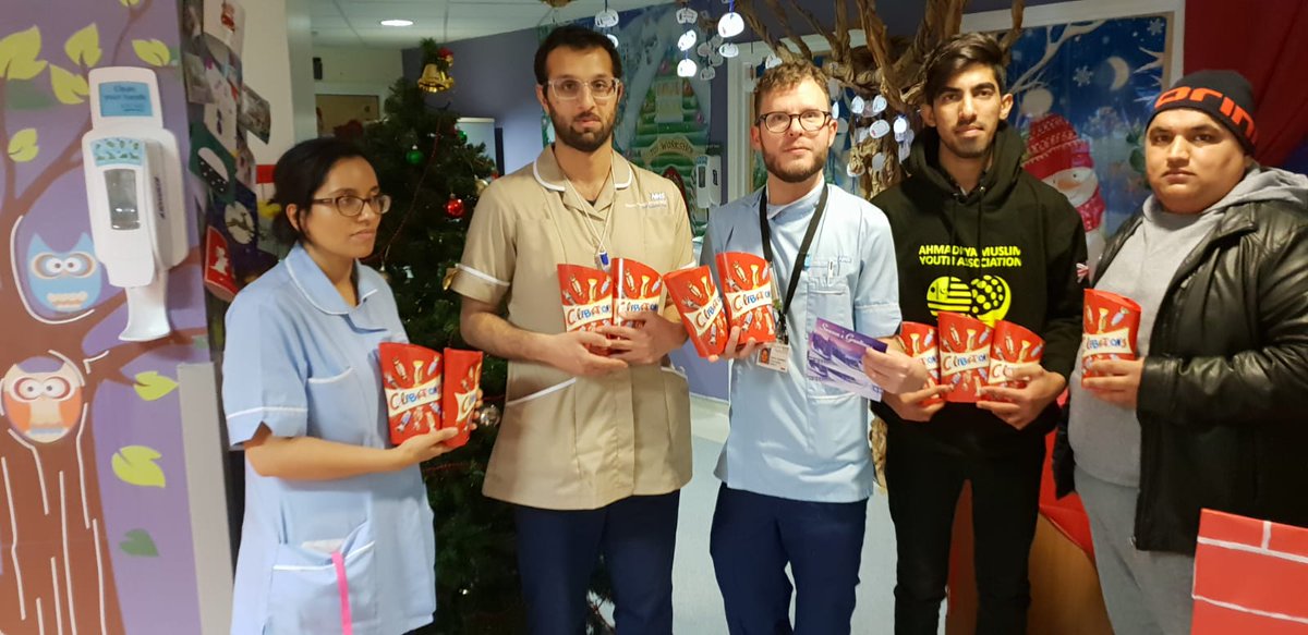 Khuddam from our region also visited the Manchester Royal Infirmary Children Hopsital and distributed chocolate boxes and getting cards. #mkauk #Ahmadiyya <a href="/UKMuslimYouth/">AMYA UK</a> <a href="/ManCityCouncil/">Manchester City Council</a>