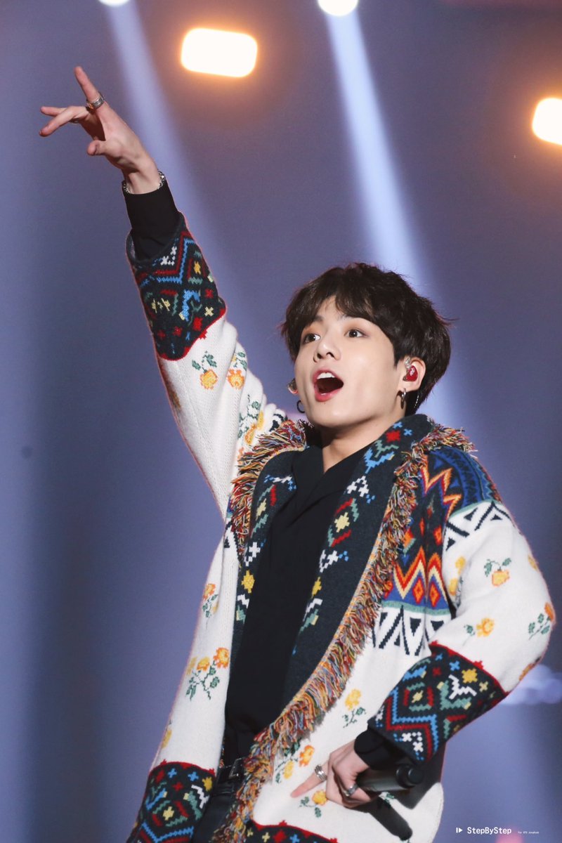 StepByStep0901's tweet photo. 181225 SBS HQ

Put your hands in the air!

#JUNGKOOK #정국 @BTS_twt #bts⁠ https://t.co/UsXa48JSfU