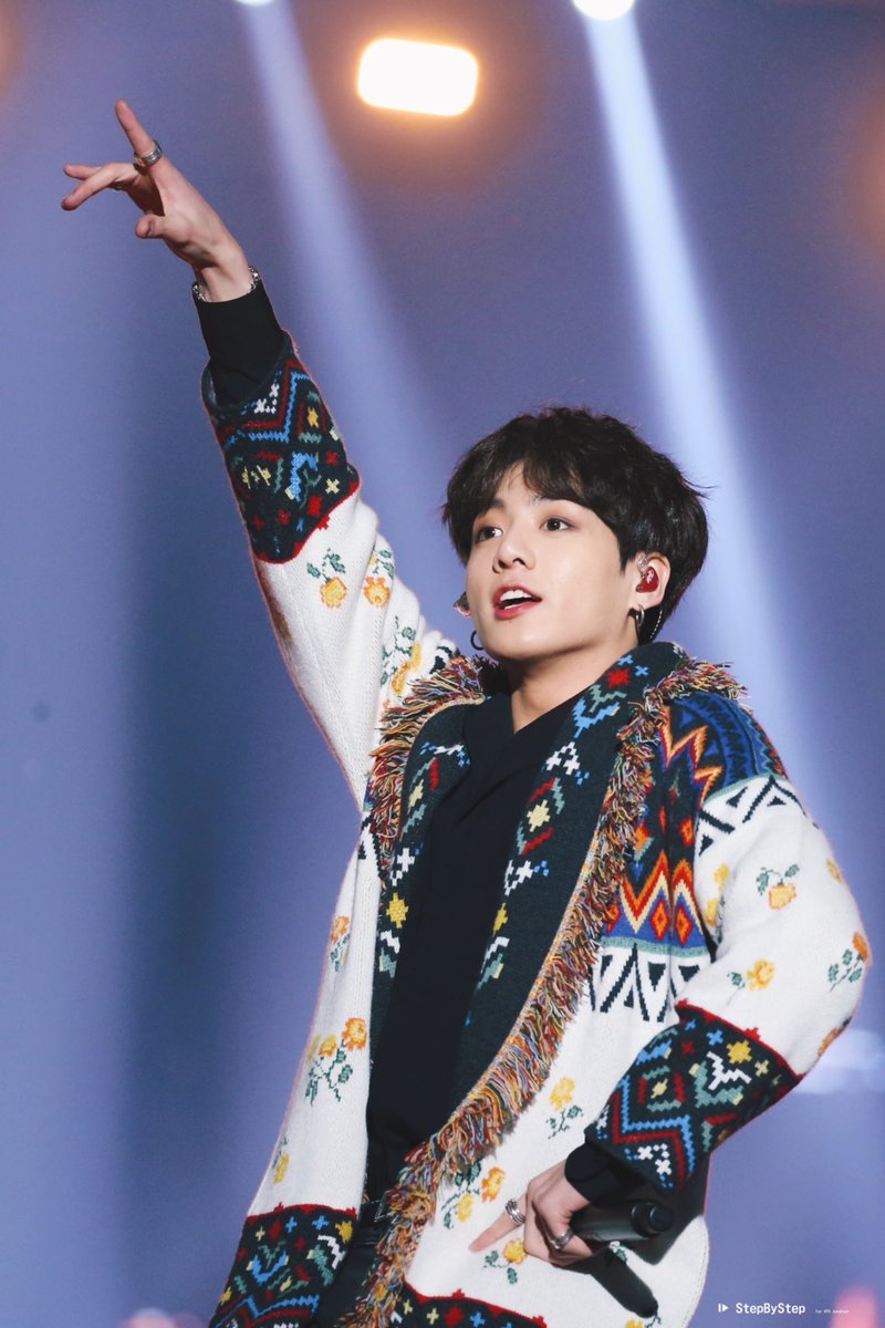 StepByStep0901's tweet photo. 181225 SBS HQ

Put your hands in the air!

#JUNGKOOK #정국 @BTS_twt #bts⁠ https://t.co/UsXa48JSfU