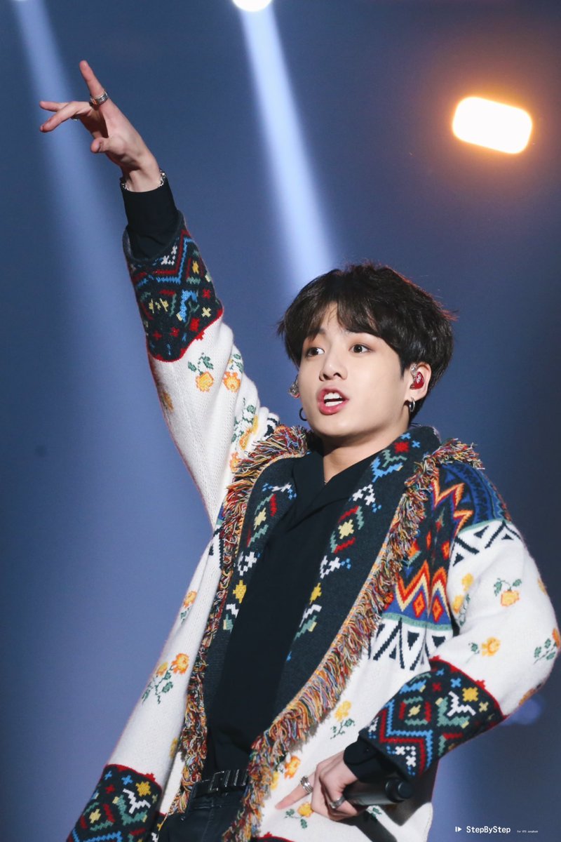 StepByStep0901's tweet photo. 181225 SBS HQ

Put your hands in the air!

#JUNGKOOK #정국 @BTS_twt #bts⁠ https://t.co/UsXa48JSfU