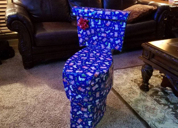 BucklesandBulls's tweet photo. Brother Disguises His Sister’s Expensive Christmas Gift As A Toilet https://t.co/WQXlSHGpKI https://t.co/uO9G93itD5
