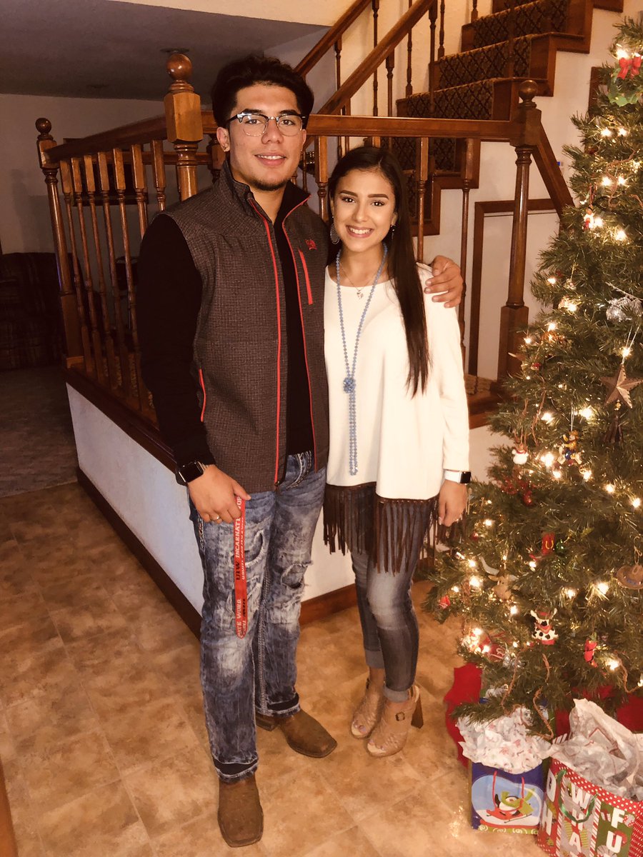 daveenalee's tweet image. You are the best Christmas present that God has sent to me! May we spend endless Christmases together my love💓💋 #OurFirstChristmas