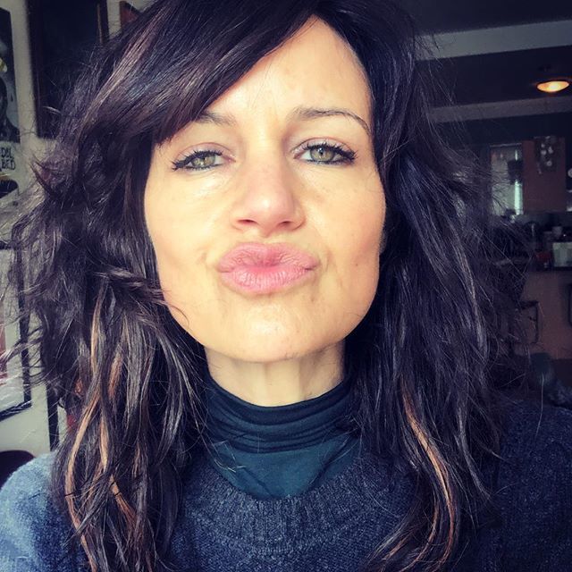 carlagugino's tweet photo. Merry Christmas Kisses from chilly #NYC! 
Hope y’all are having a cozy festive #christmas surrounded by those you love wherever you may be in the world! 🎄♥️🎄 https://t.co/KrsDdUGQgq https://t.co/HuJLEx3swP