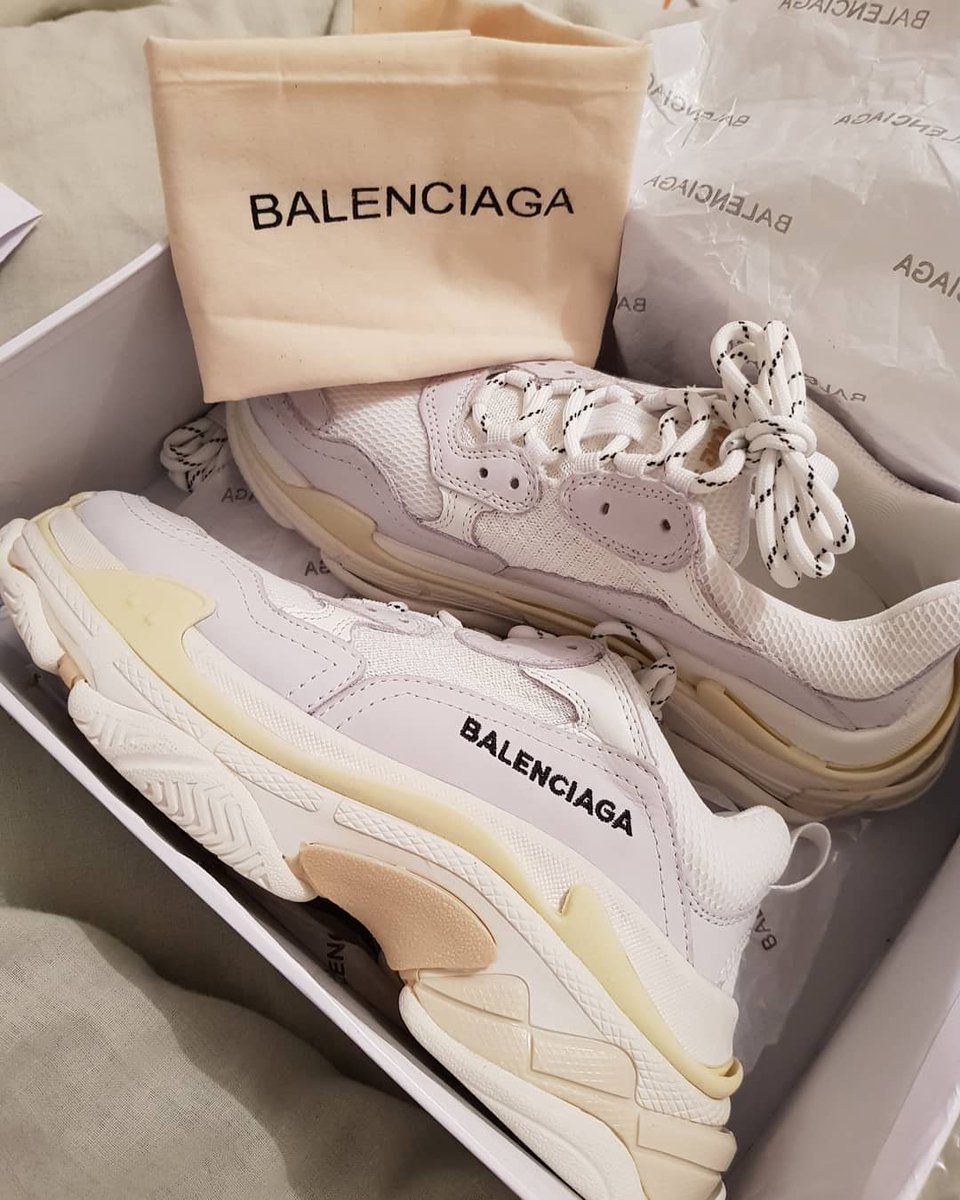 SandyBadvibes's tweet photo. #Balenciaga #JoyeuxNoel https://t.co/brpxxK7xWP