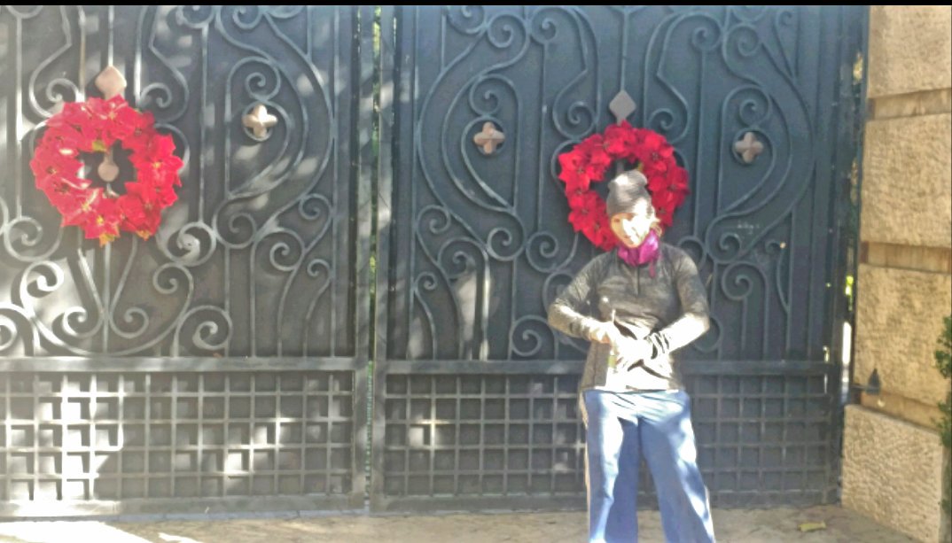 MJHOAXLIVE's tweet photo. #MerryChristmas
From the gates of Carolwood.
#MissingMichaelJackson https://t.co/N0nbwSt3G6