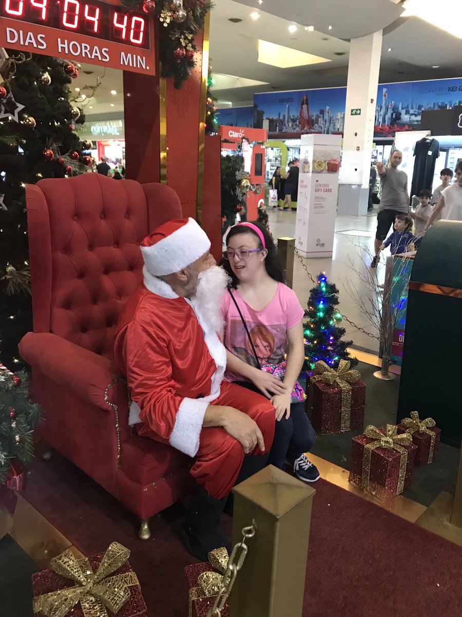 interactclubcba's tweet photo. El 20 y 21 de la semana pasada estuvimos intercambiando una foto con Papá Noel por un alimento no perecedero, para donar a dos merenderos. Hoy, les deseamos feliz Navidad, y agradecemos a todos quienes colaboraron con un alimento.
¡Felices Fiestas!
#caridad #solidaridad #rotary https://t.co/ODh1c7kM8d