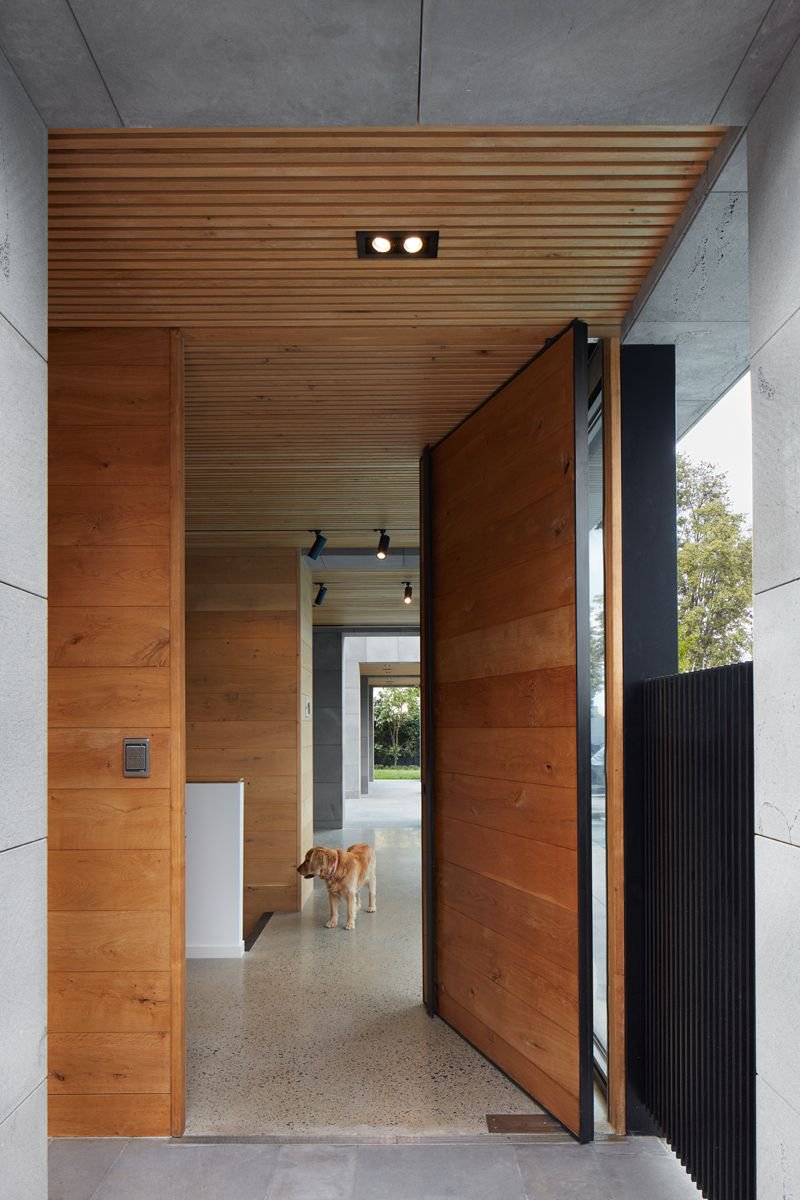 FinnisArchitect's tweet photo. Front entry at 'Quarry House' ⠀
.⠀
Builder: @therattraygroup ⠀
Photographer: @tomroephotog 
Interiors: @carmel.iudica_interior.design https://t.co/j3aNEDdTRs