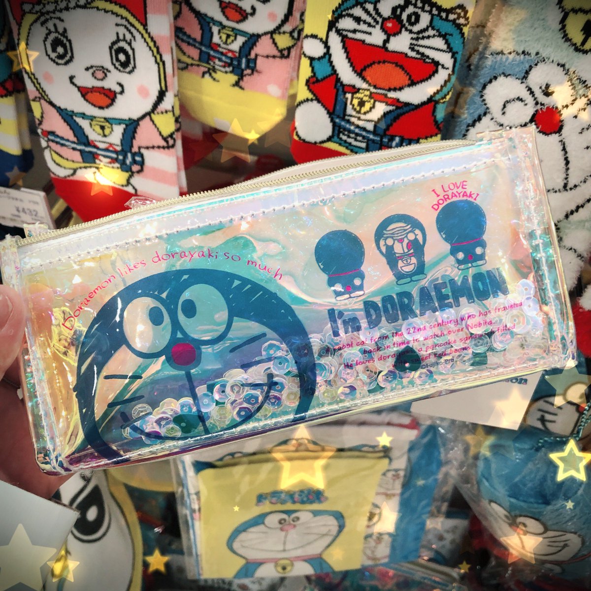 テレビ局公式ショップ ツリービレッジ Twitterissa ドラえもん より キラキラかわいい 三角ポーチ おすすめ スパンコールがバックの中でも目立ちますね ペンケースとしてもご利用いただけますよ お求めはぜひ 当店で ドラえもん Doraemon テレビ局公式ショップ ツリービレッジ Twitterissa ドラえもん より キラキラかわいい 三角ポーチ おすすめ スパンコールがバックの中でも目立ちますね ペンケースとしてもご利用いただけますよ お求めはぜひ 当店で ドラえもん Doraemon