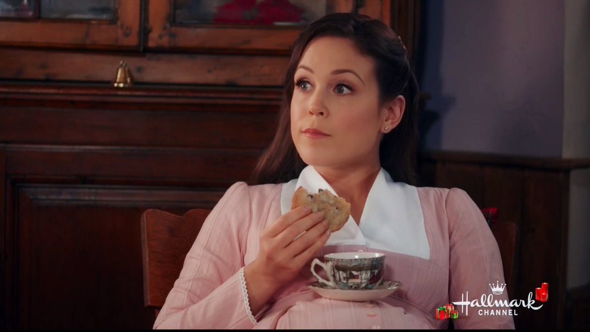 SerafiniTV's tweet image. I don’t blame ya @erinkrakow .... #EatingForTwo 🍪 #Hearties @hallmarkchannel 💞❤️