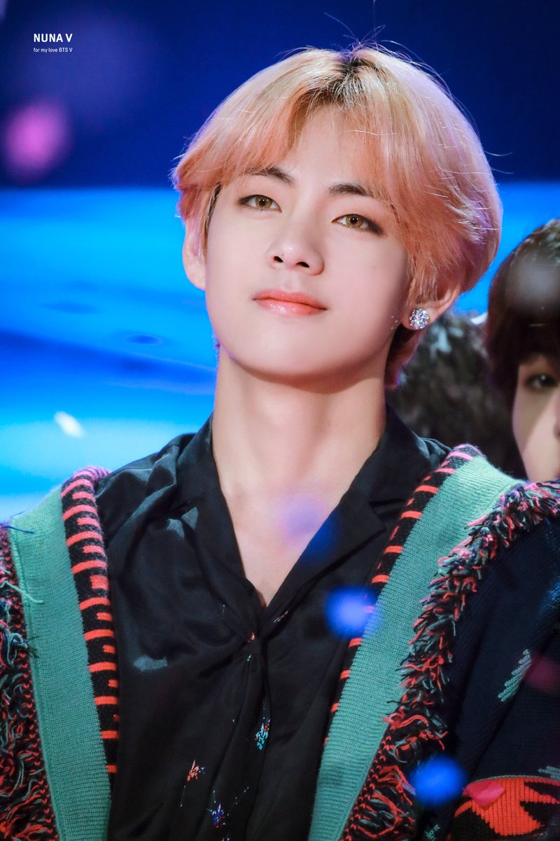 _nuna_V's tweet photo. [HQ] 181225 SBS가요대전
태형이와 함께해서 더 행복했던 크리스마스였어💜
#이삐사진전 #태형 #뷔 #V #taehyung #방탄소년단 #BTS 
@BTS_twt https://t.co/nqN5qPjqvI