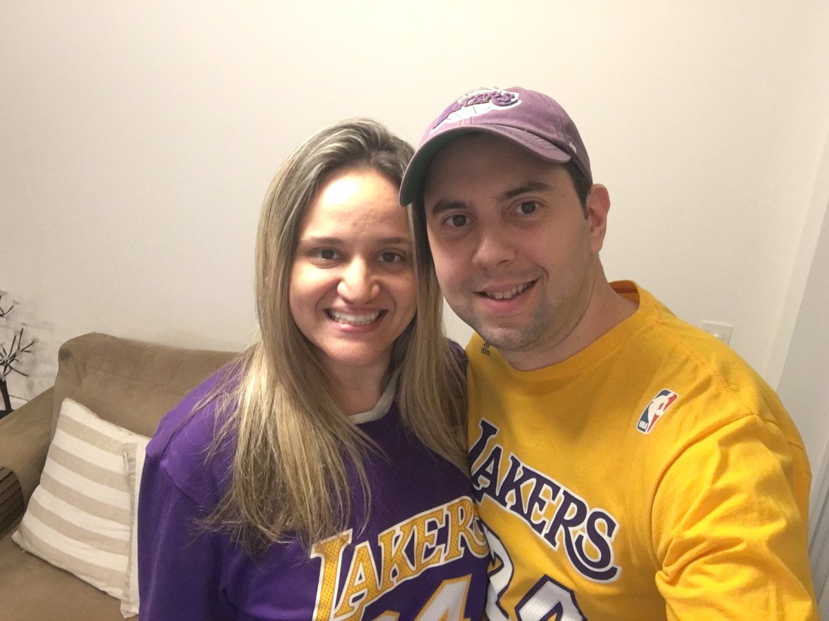 FernandoRichter's tweet photo. @FernandoRichter e Carol ligados na ESPN e acompanhando o grande @Lakers #NBAnaESPN @KingJames https://t.co/ep5g74pKvT