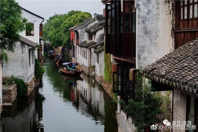 Kunshan_China's tweet photo. Take a sculling boat to appreciate the antique charm of #Zhouzhuang. Watching the hundreds-year old houses passing by, verdant willow dancing in the wind and listening to the introduction of the boat woman, you may be lost in the relaxing ancient water town. https://t.co/o5uk5VGMCb