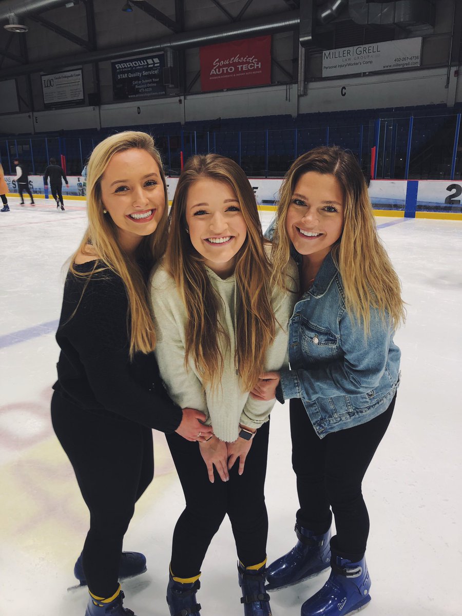 It's a very merry Alpha Phi Christmas!! Wishing all of our sisters a safe and fun holiday❄️⛸