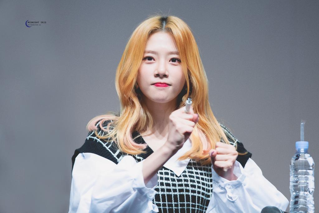 somnyaaadeul7's tweet photo. Her lips 😍🐰
#Dreamcatcher #드림캐쳐 #JiU #MinJiU https://t.co/pXzqIxXyNw