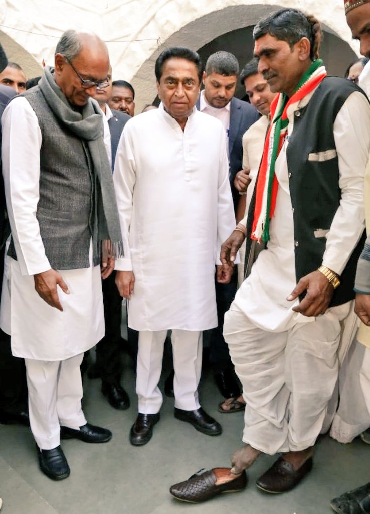 आज निवास पर राजगढ़ के कार्यकर्ता श्री दुर्गा लाल किरार से मिलकर उन्हें जूते पहनाएं,
उन्होंने संकल्प लिया था कि जब तक प्रदेश में कांग्रेस की सरकार नही बनेगी तब तक जूता नहीं पहनेंगे ।
ऐसे कार्यकर्ताओं को सलाम है जो पूरी निष्ठा से कांग्रेस के लिए दिन रात मेहनत करते है ।
