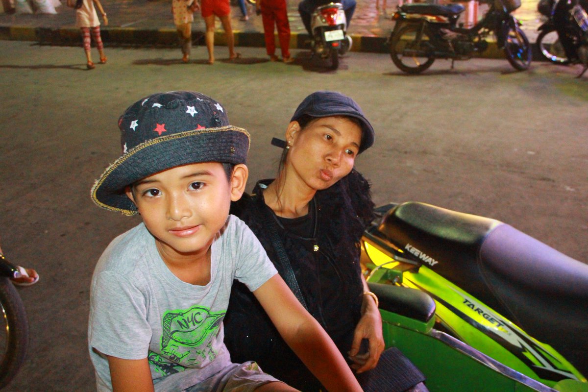 OunPichPhoto's tweet photo. Chilling out with mum at a carnival

#photography #ounpich https://t.co/RLPl2lOw9o