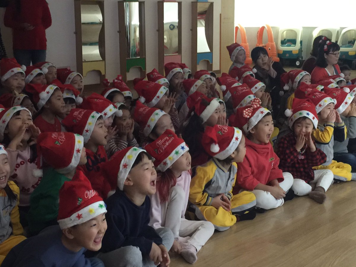 <2018.12.20산타잔치> 서현  어린이집에  산타할아버지가  오셨어요~💕신나는  마술공연~ “누가누가  진짜  산타인가”인형극을  보면서  까르르  웃기도  하고, 산타할아버지께  선물도  받으면서  너무나  행복한  하루를  보냈답니다~😍❤️❤️