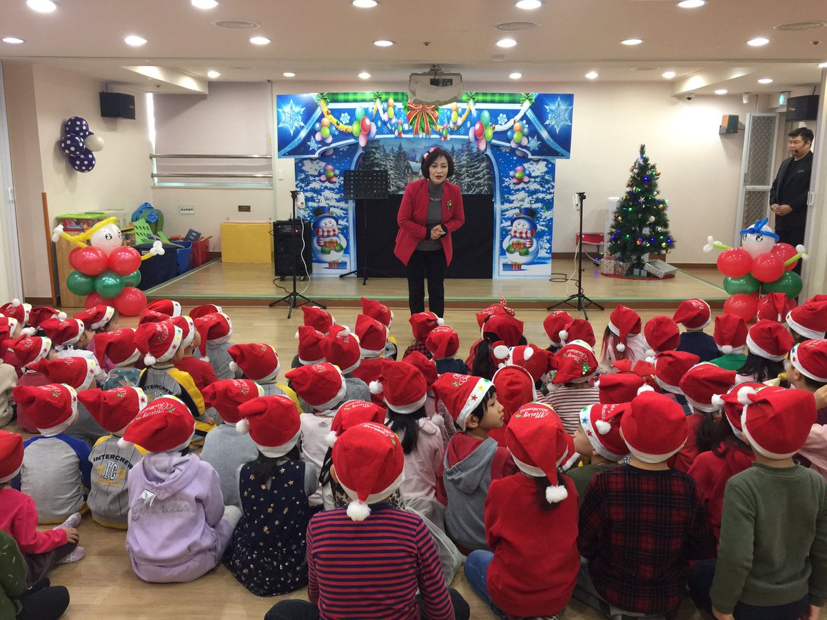 <2018.12.20산타잔치> 서현  어린이집에  산타할아버지가  오셨어요~💕신나는  마술공연~ “누가누가  진짜  산타인가”인형극을  보면서  까르르  웃기도  하고, 산타할아버지께  선물도  받으면서  너무나  행복한  하루를  보냈답니다~😍❤️❤️