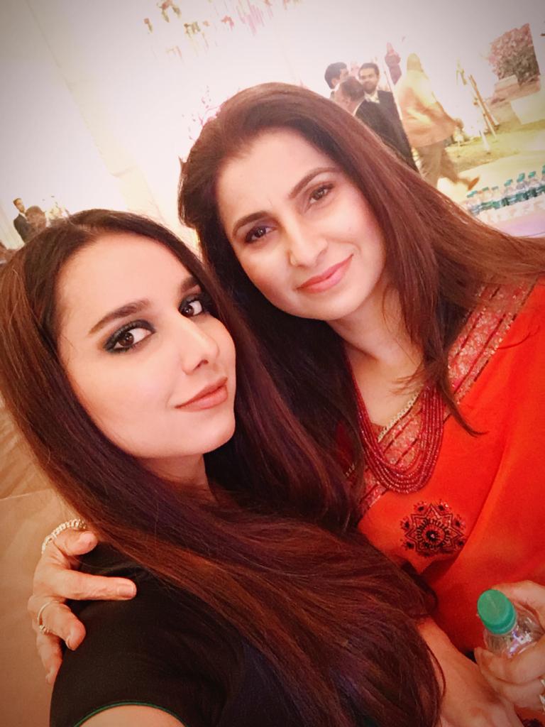 ShreyaSharma333's tweet photo. As the year comes to a close, I would like to 
thank everyone for putting up with me!
#ShreyaSharmaOfficial #Singer #Mom #WednesdayMorning #WednesdayVibes #WednesdayOutfit https://t.co/YNhI7bsFHf