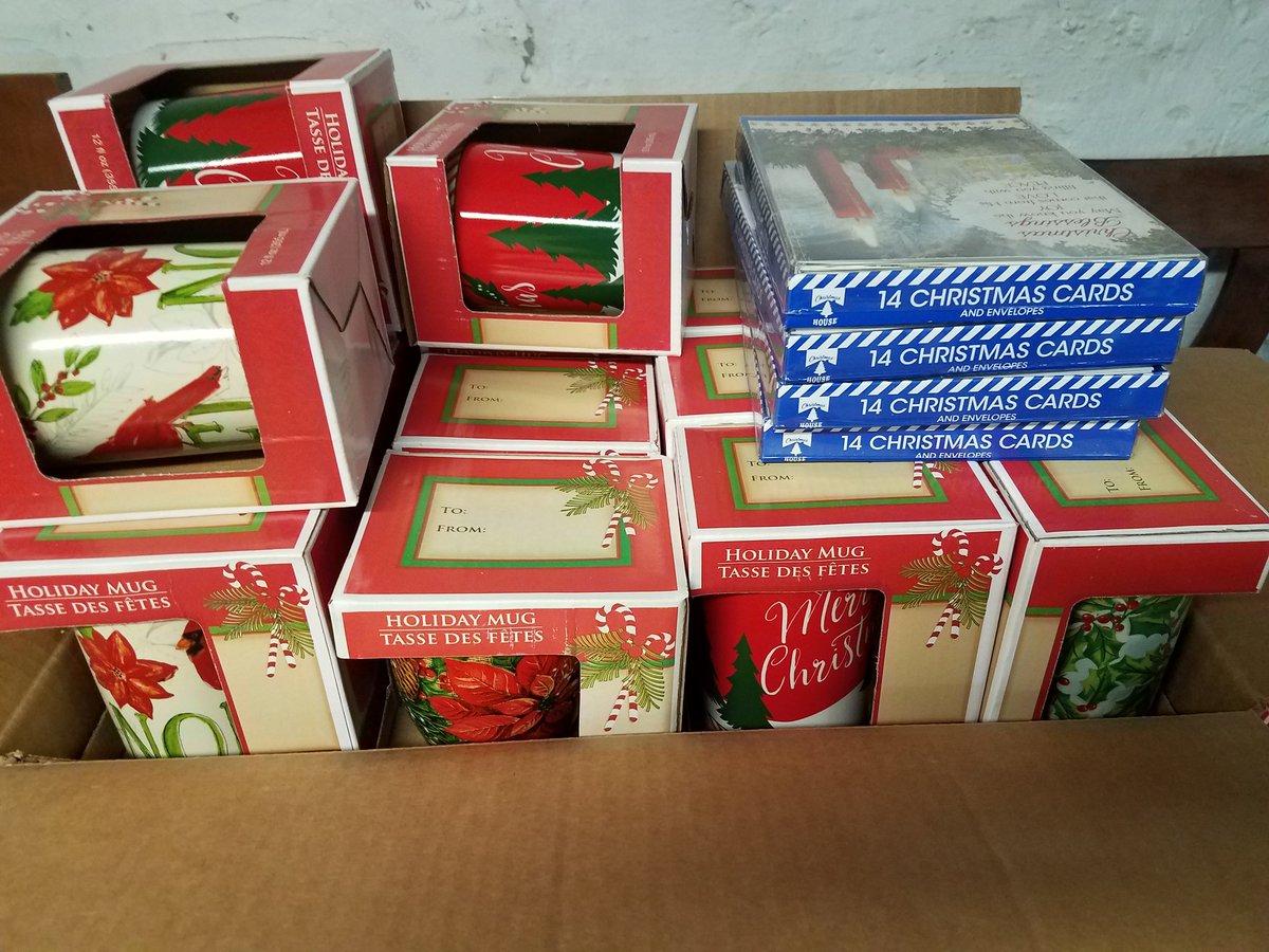 EveLkCuisine's tweet photo. Giving back #seasongeetings Thegirlwththelionheart #sister#communityproject #december2018 #heisthereason #fortheseason.#dosomethingsmall #orbig #littlethingsmatter. #enjoy #family.@elvelynab . https://t.co/oEC67B5Q25