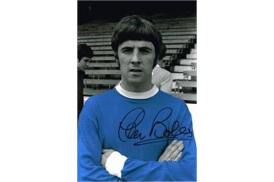 Stanley Bowles nació el 24 de diciembre de 1948 en Collyhurst, Manchester. "Siempre tuve una rara habilidad para jugar. Era algo natural. Si yo hubiera tenido que trabajar para jugar bien al fútbol, no hubiera sido futbolista", dijo el zurdo que empezó su carrera en el Man City