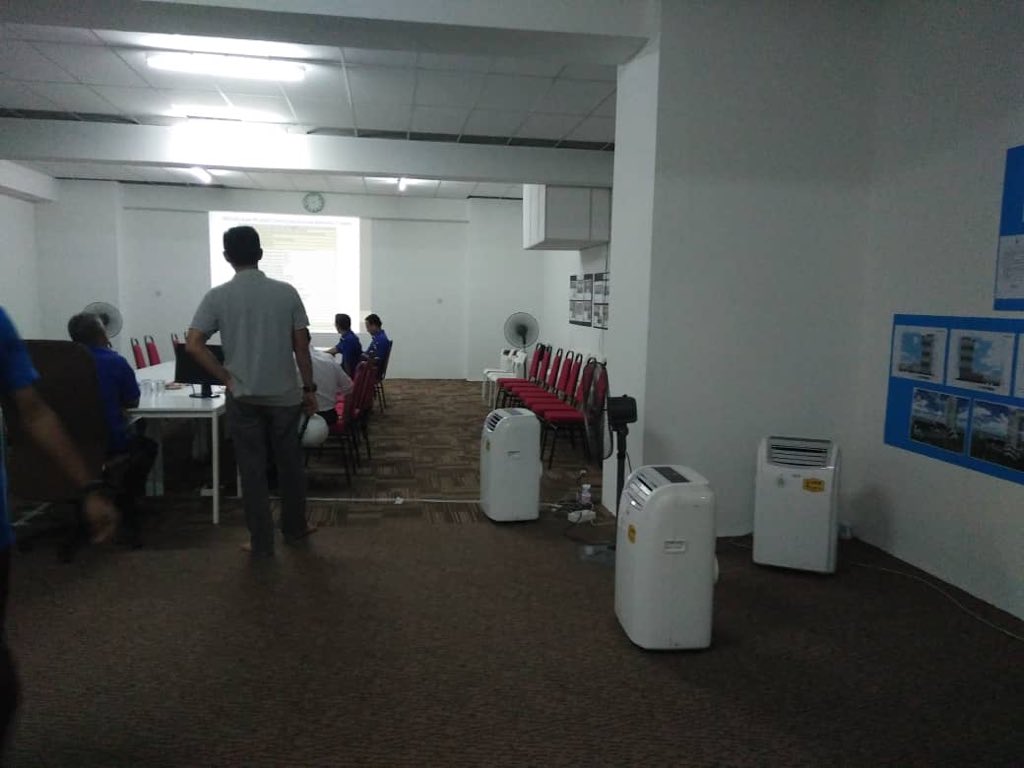 Persediaan portable AC di Tapak Pembinaan Menara Wisma Darul Iman sempena lawatan Ahli Majlis Mesyuarat Kerajaan Negeri Terengganu

<a href="/adamsidekgmail1/">Adam Sidek</a> 
<a href="/irckb_chedin/">irckb</a> 
<a href="/razgrid1/">🇲🇾 Razdwan Kasim</a> 
<a href="/yusufghani200/">تذكرة</a>
