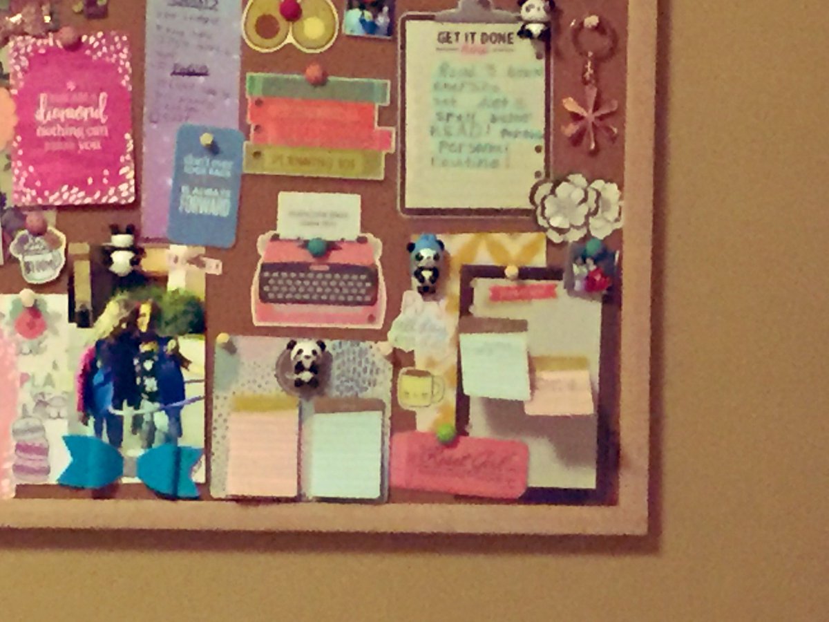 GirlRaavi's tweet photo. Merry Christmas.This inspiration board was inspired by @ingridnilsen after watching her videos. I was determined to make my own board and get inspired for 2019 #erincondren #kidswhoplan #corkboards #ingridnilson #aka1908 #skadreaming #aka https://t.co/E1au3gMVXT