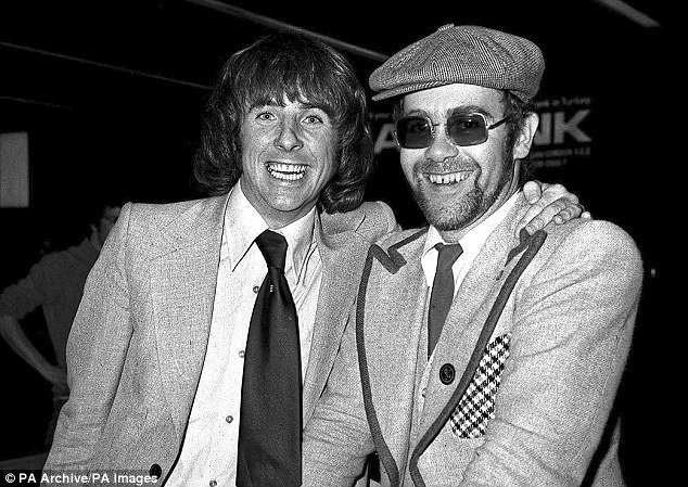 Por último...algunas perlitas de su relación con la escena musical. Fotito con un tal Elton. Y con su gran amigo Phil Lynott, líder de Thin Lizzy y asiduo concurrente a Loftus Road para ver al 10 del QPR.