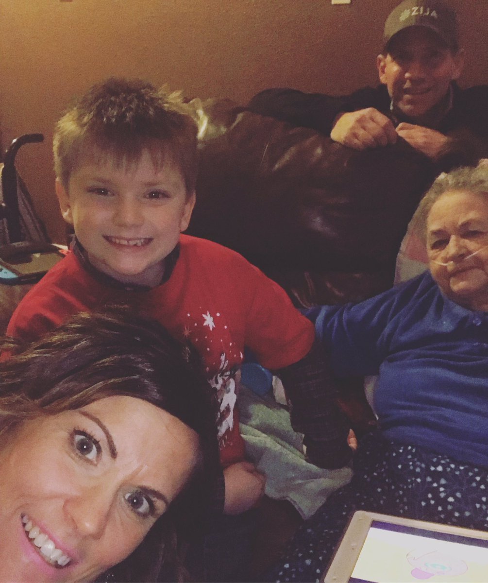 AllThingsDiet's tweet photo. Merry Christmas from all of us!!!! ❤️❤️❤️#MissouriChristmas #Family https://t.co/Q1bedemyFz