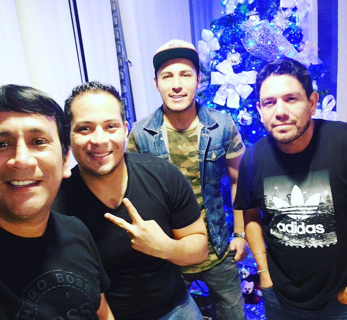 EliasRosalespro's tweet photo. Intercambio de regalos #navidad #happy #friends #limaperu #verrygood 🎄🎁😜📸 https://t.co/1Dkg1IuKnT