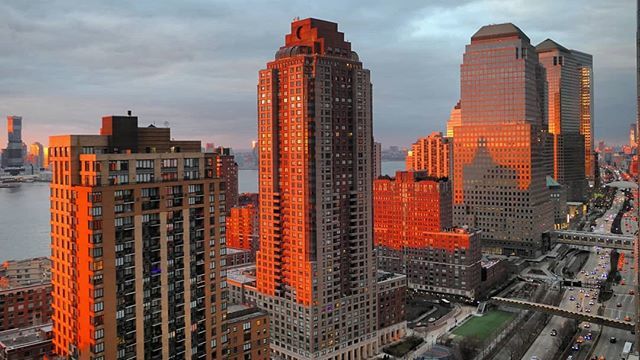 MSweetwood's tweet photo. A very orange sunset 🌇 over Lower Manhattan. Nature's way of celebrating Christmas 🤶 🎄
.
Another great capture with my #LumixLX10 📸 f2.5 @ 1/80th sec @ ISO-400 @lumixusa
.
Never forget that freedom is never free. 🇺🇸 🗽 .
#sunset #sunsets #sunsetlo… https://t.co/QgvQNsLOYN https://t.co/3X0yc1JLb3