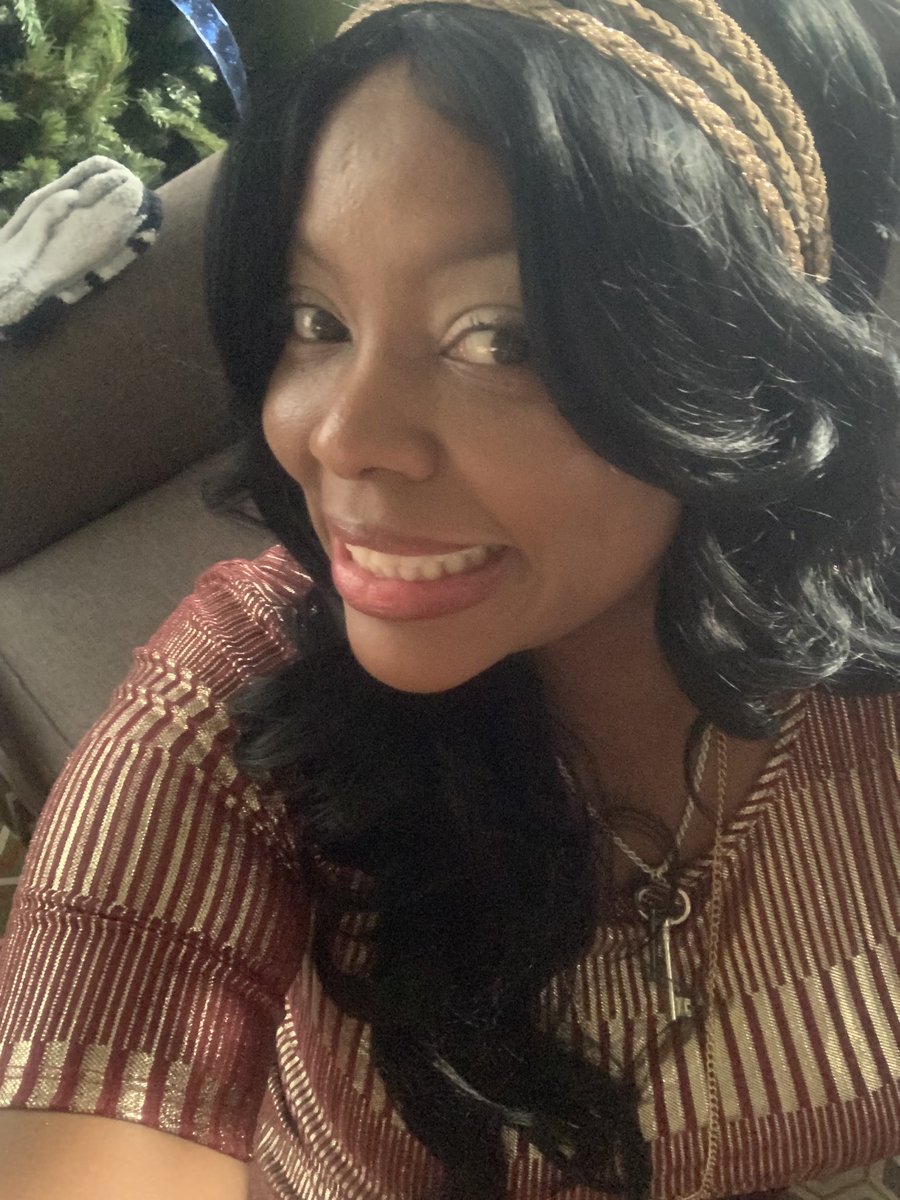 TMZDeeDee's tweet photo. My stepdad requested that I not wear blue on Christmas this year because “We get it; you’re Jewish.” Things took an interesting turn when he almost put me out of the house when he realized I was wearing Deadskins colors.... 🤣🤷🏽‍♀️ #wellyouasked #passiveaggressiveAF #merrychristmas https://t.co/5QgkkzLvM3