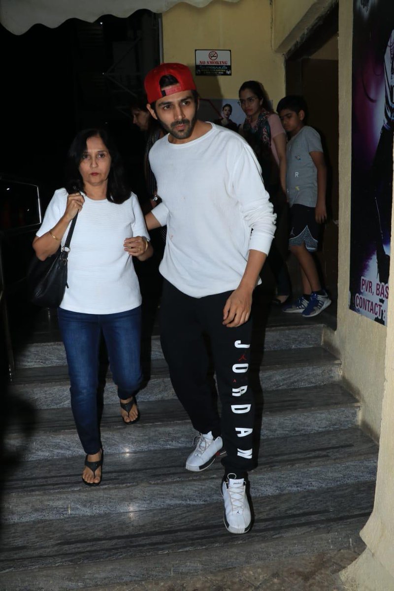 Koimoi's tweet image. Heartthrob @TheAaryanKartik on a date, watches #Zero with the love of his life, His Mom !!❤

#KartikAaryan #ZeroTheFilm #DateWithMom #BollywoodCelebs #Koimoi