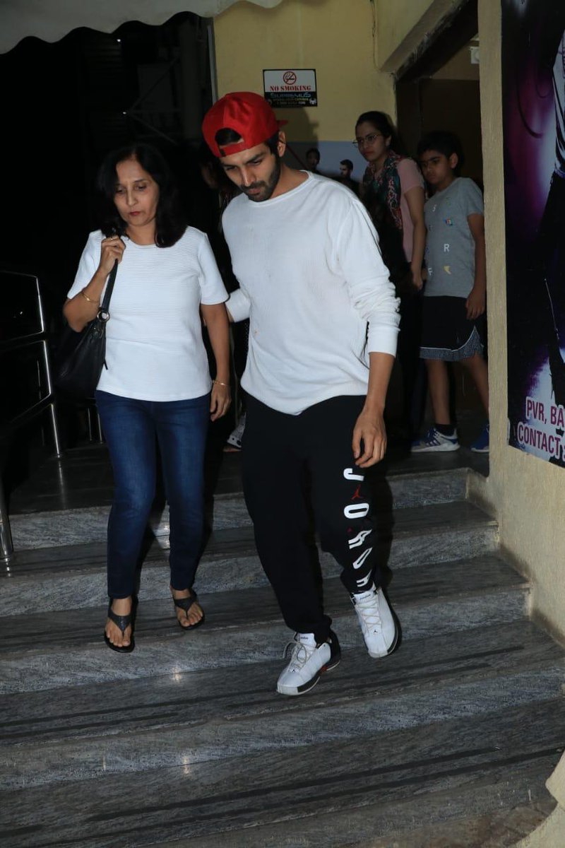 Koimoi's tweet image. Heartthrob @TheAaryanKartik on a date, watches #Zero with the love of his life, His Mom !!❤

#KartikAaryan #ZeroTheFilm #DateWithMom #BollywoodCelebs #Koimoi
