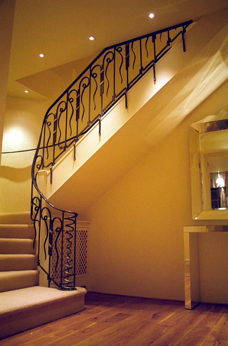 ForgingMatters's tweet image. Playful staircase balustrade in steel with stainless steel detailing.