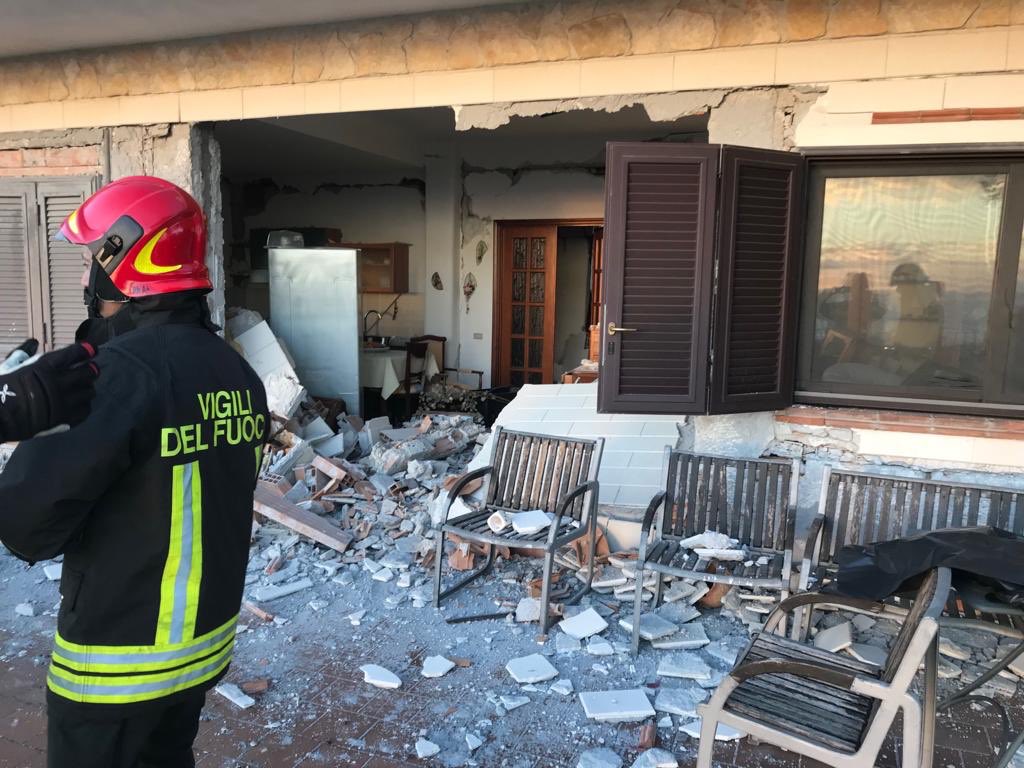 #26dic 3:19 #terremoto ML 4.8 profondità con epicentro alle falde dell'#Etna. Danni strutturali in corso di valutazione nella zona di Acireale, Aci Santantonio, Zafferana Etnea. Inviate sezione operative anche dalla Calabria
