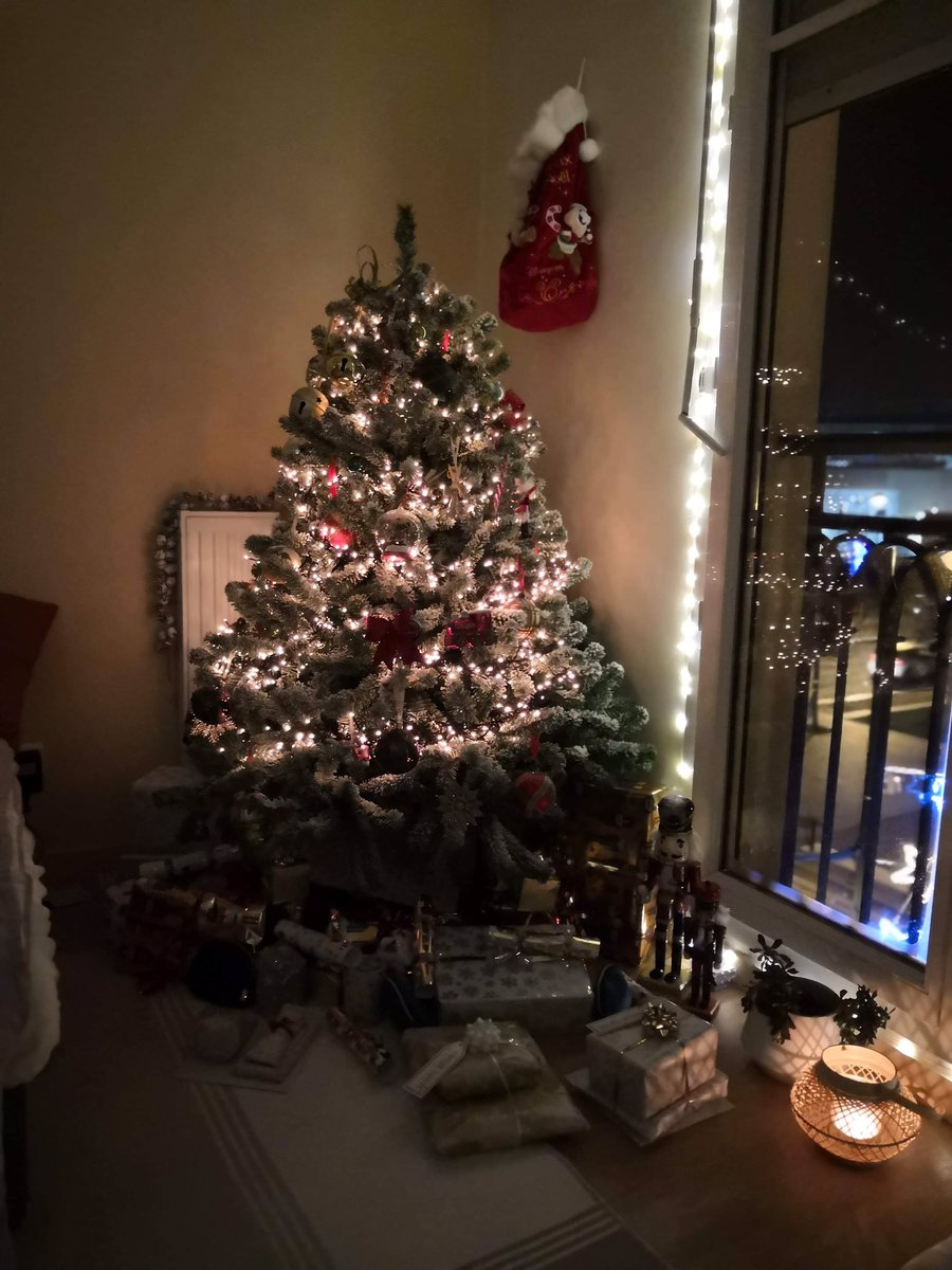 LenithFe's tweet image. Receiving bad news, having a fever and not being with family this year, I can still say I'm very lucky to have these girls and my boyfriend in my life and spending Christmas together in this little Disney bubble. 🎄🎁