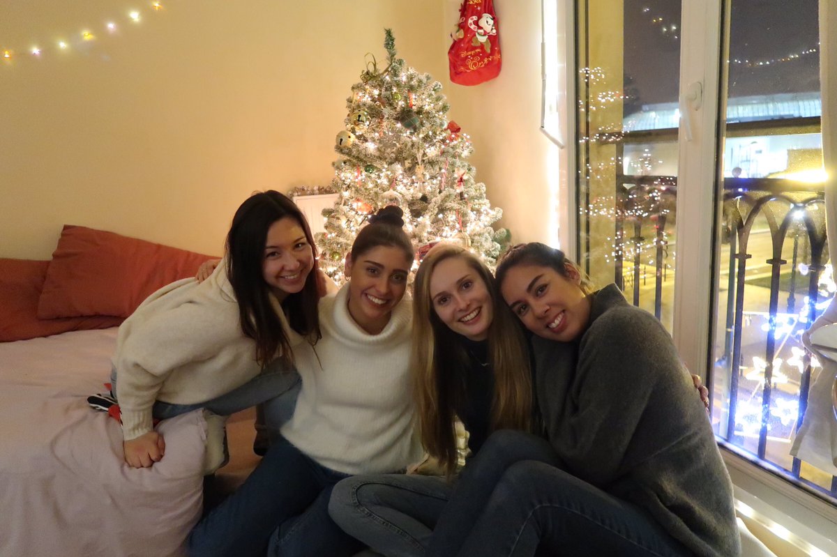 LenithFe's tweet image. Receiving bad news, having a fever and not being with family this year, I can still say I'm very lucky to have these girls and my boyfriend in my life and spending Christmas together in this little Disney bubble. 🎄🎁