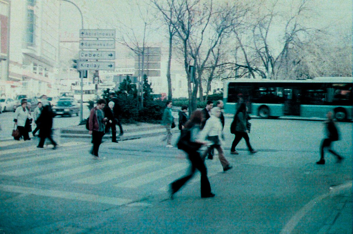 Yollar; bağlayan, kavuşturan, ayıran, duyuran, getiren, götüren. 20 Ocak'a kadar açık olan Dünya Göçmeni çağrımıza 5 Ocak’a kadar görsel hikâyelerini gönderen 3 katılımcı, belgesel sinemacı Berke Baş’dan danışmanlık alabilecek!
Fotoğraf: Şehmus Biçer, Mavi An kara
Çağrı: Mavi