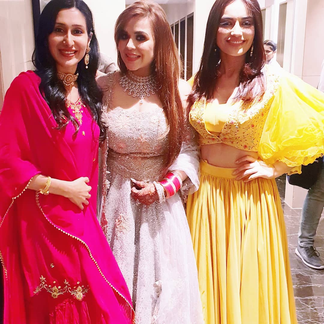 _SoniaArora_'s tweet photo. Our #Queen.. Looking #Geogorues_Stunning #TeejaySidhu with @Surbhi_Jyoti @bombaysunshine
Love U #TJ Bhabhi..
#KaranvirBohra #KVBARMY #KVBForWin #KV #TeamKVB #HeroKVB #KVBWinningHearts @KVBohra @segy22991 @Sweets_rinky @BhartiS76928808 https://t.co/2nAdZHsAPj