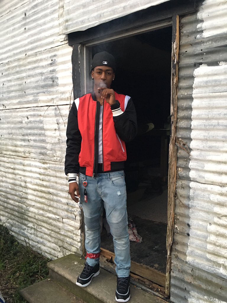 Deeihoop365's tweet photo. If I die today at least I’ll die a real Nigga! 🏚 https://t.co/6M91WV181m