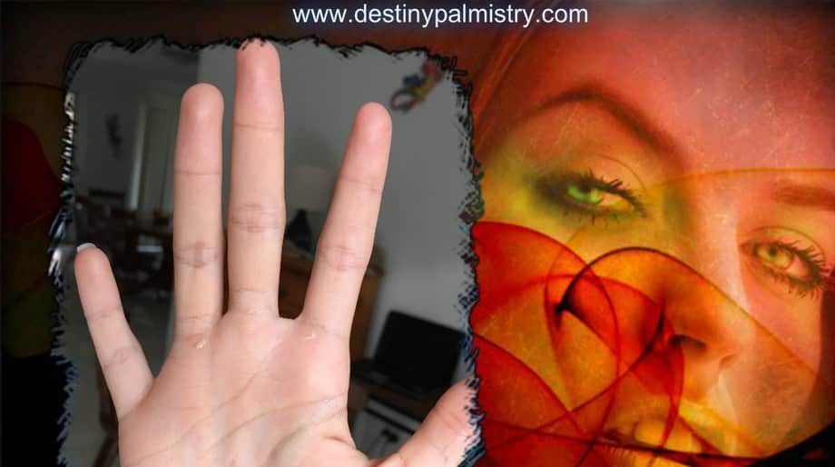 destinypalmist's tweet image. “When the pinkie is small, it suggests under-development of the traits that the finger represents, for instance, business and confidence, especially in communication and language.” #palmistry #handreading #handanalysis #chirology #fingers #fingerlength buff.ly/2QVWIxl